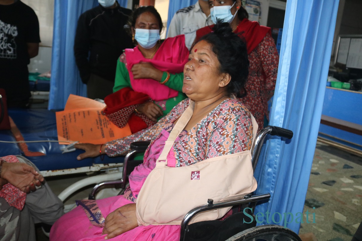सल्यान बस दुर्घटनाकी घाइते दाङ, तुलसीपुर- ६ रजौराकी ५० वर्षीया सरस्वती केसी। तस्बिरः नारायण खड्का/सेतोपाटी